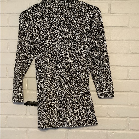 Chaus Black and white geometric pattern shirt  size m Cross Front 3/4 Sleeve - Picture 4 of 4